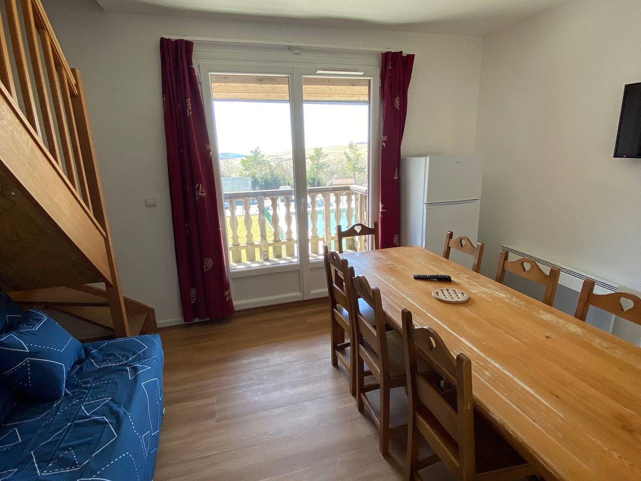 Appartement entier, Duplex calme avec piscine et balcon près de Super-Besse in Lac Pavin, Besse-et-Saint-Anastaise