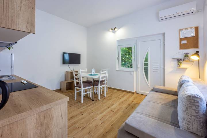 Ganze Wohnung, Renoviertes Apartment nur 600 Meter zum Strand mit privater Terrasse, Grill, Waschmaschine in Novi Vinodolski, Primorje-Gorski Kotar