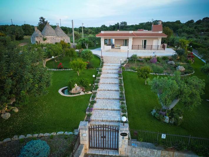 Villa per 6 persone, con giardino e piscina nonché panorama in Polignano a Mare