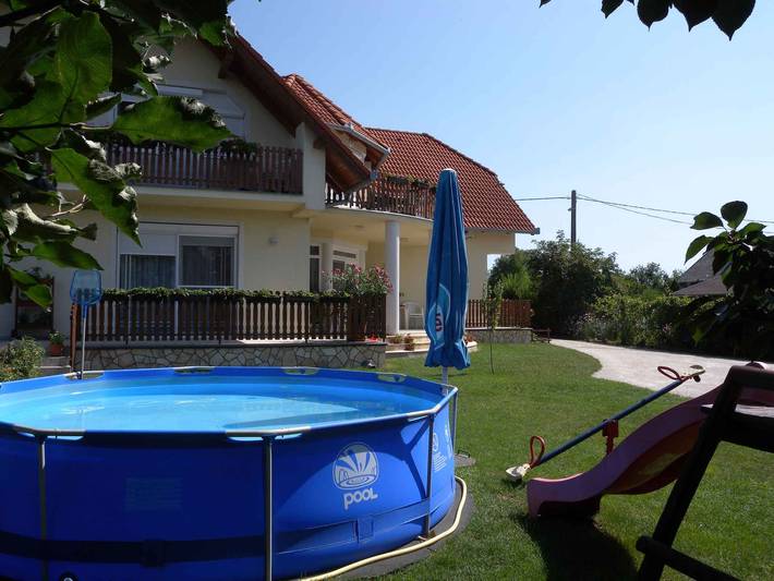 Ferienwohnung für 4 Personen, mit Balkon und Garten in Gyenesdias