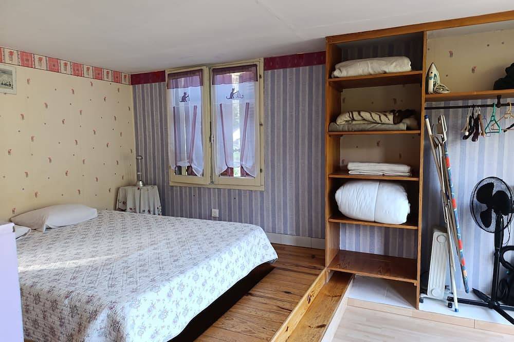 Entire apartment, Charming, cheap apartment in picturesque Maures village in Les Mayons, Draguignan region