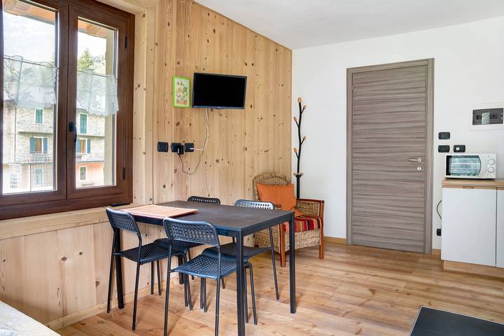Entire apartment, Apartment 'Alta Valle Maira B' with Mountain View, Shared Garden and Wi-Fi in Acceglio, Cuneo Province