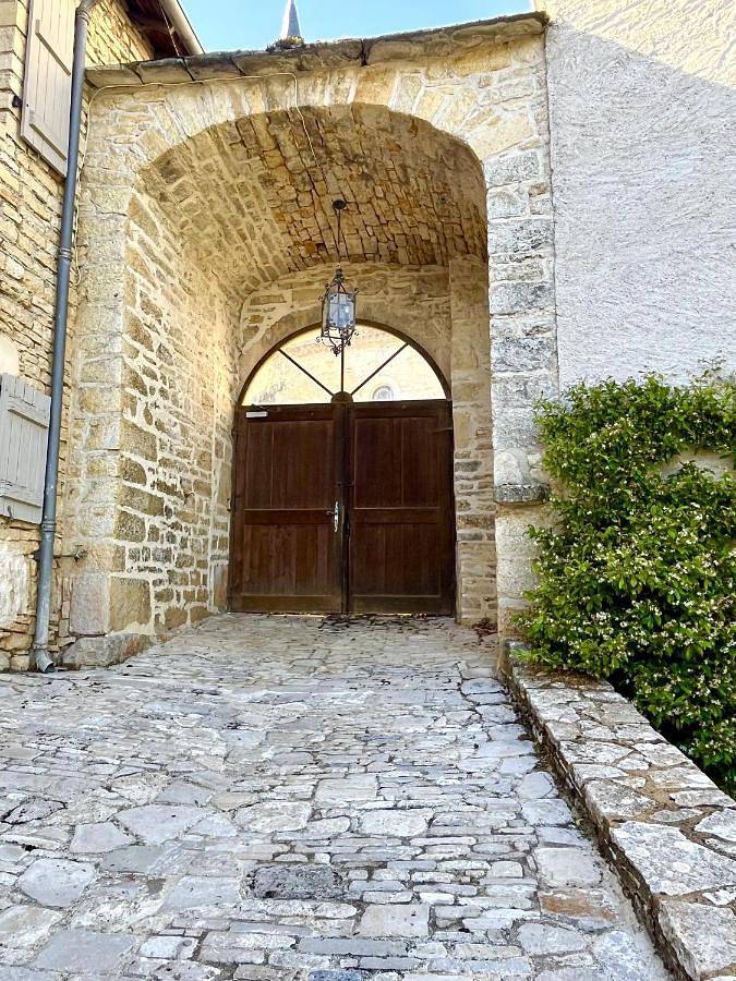 Location de vacances pour 8 personnes, avec vue et terrasse ainsi que jardin et piscine à Pontcirq - 2