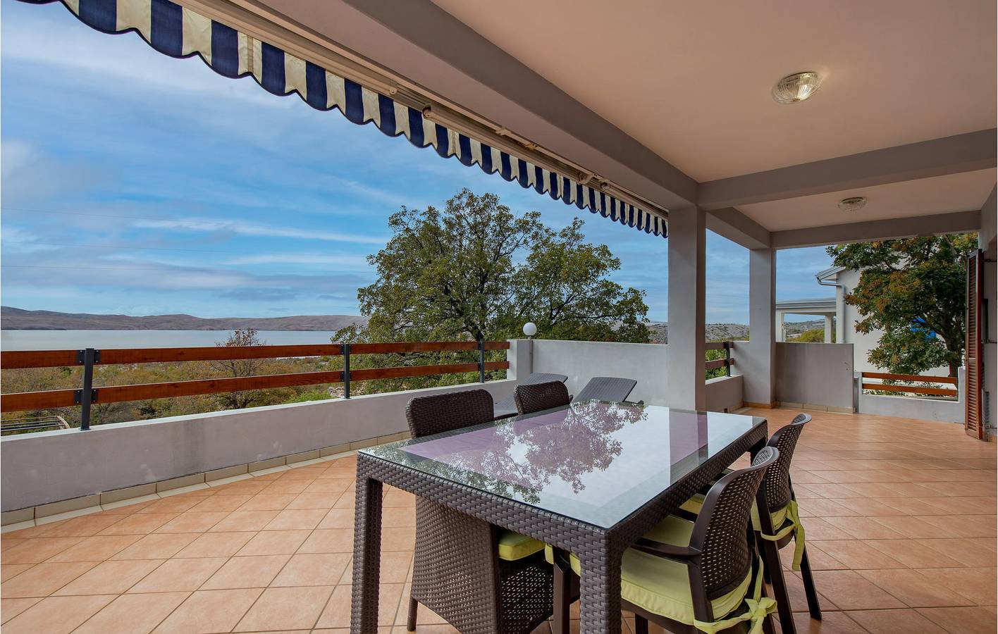 Ganze Ferienwohnung, Gemütliche Ferienwohnung mit Meerblick, Terrasse, WLAN und Parkplatz in Cesarica, Naturpark Velebit