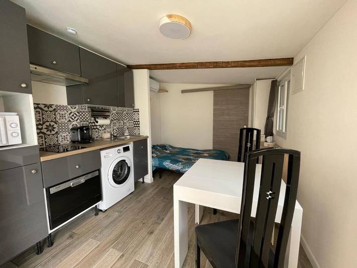 Location de vacances pour 2 personnes, avec jardin ainsi que terrasse et vue à Paillet