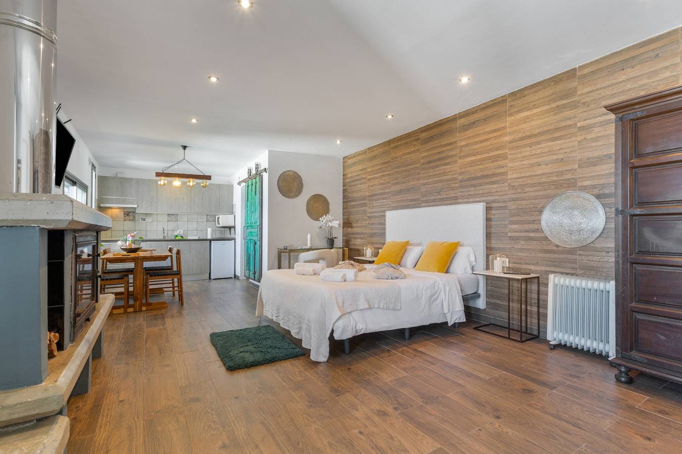 Entire apartment, Romantic Apartment 'Golosa 3' with Fireplace, Wi-Fi, Shared Pool & Jacuzzi in Cañeño, La Orotava