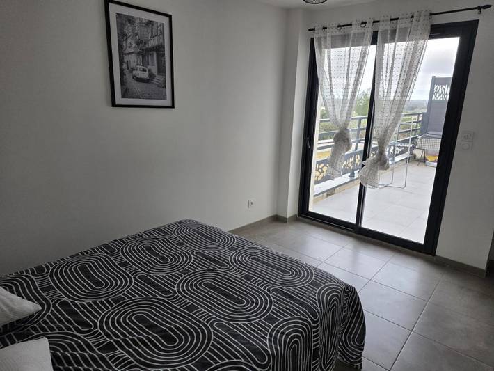 Gîte pour 5 personnes, avec piscine ainsi que vue et terrasse à Milhaud - 3