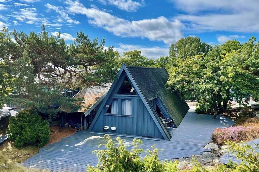 Idyllic  Sea Cottage on Justøya Island, Lillesand in Lillesand