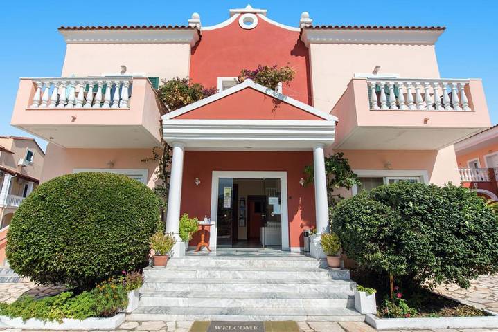 Appart’hôtel pour 5 personnes, avec jardin et vue ainsi que piscine et bassin pour enfant, adapté aux familles
