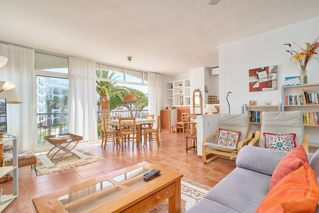 Apartamento entero, Apartamento 'Carabeo 19' con vistas al mar, Wi-Fi y aire acondicionado in Playa Carabeíllo, Nerja