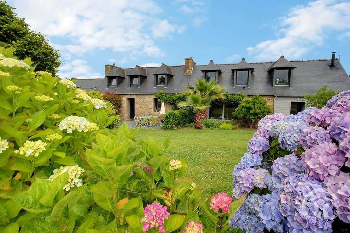 Gîte pour 18 personnes, avec terrasse ainsi que piscine et jardin à Trélévern - 4