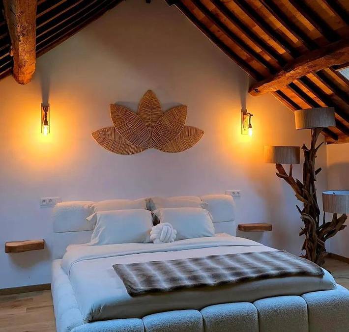 Chambre d’hôte pour 2 personnes, avec jacuzzi et terrasse ainsi que piscine et sauna