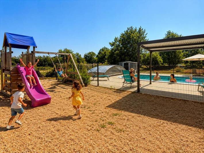 Maison de vacances pour 15 personnes, avec Balcon et Terrasse ainsi que Jardin et Piscine