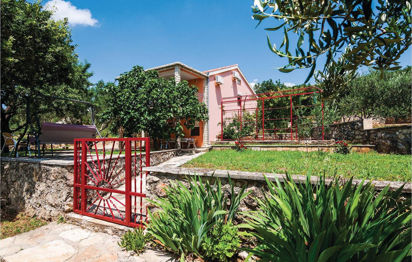 Ganze Ferienwohnung, Gemütliche Wohnung mit Terrasse, WLAN und Parkplatz, 1,5 km bis zur Küste in Donji Karin, Zadar