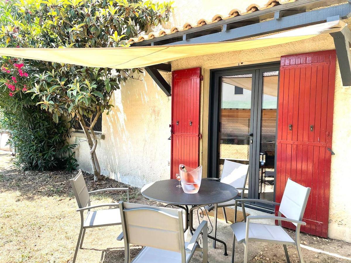 Appartement entier, One-Bedroom Apartment in Pujaut, Région de Nîmes