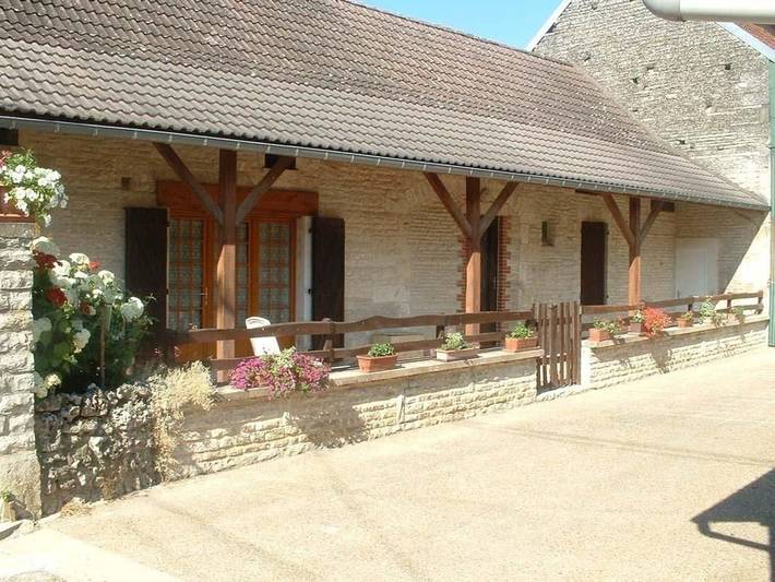Charmant gîte indépendant avec cour close, près de châteaux et villages médiévaux in Lézinnes, Arrondissement d'Avallon