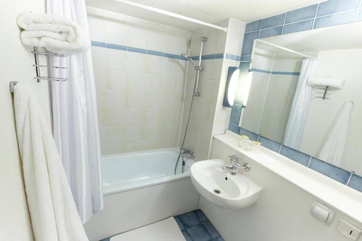Hôtel pour 3 personnes, avec Terrasse et Jardin à Moirans - 2