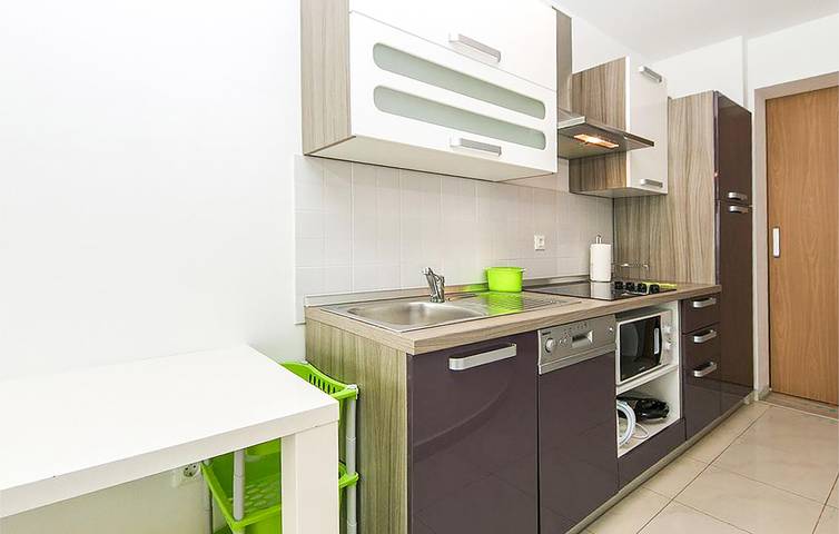 Ganze Ferienwohnung, Gemütlich, 2,5 km vom Strand entfernt: Apartment mit Meerblick, Terrasse und Annehmlichkeiten in Brela, Makarska Riviera
