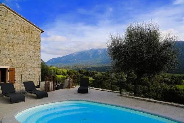 Location de vacances pour 4 personnes, avec Piscine et Vue à Sartène