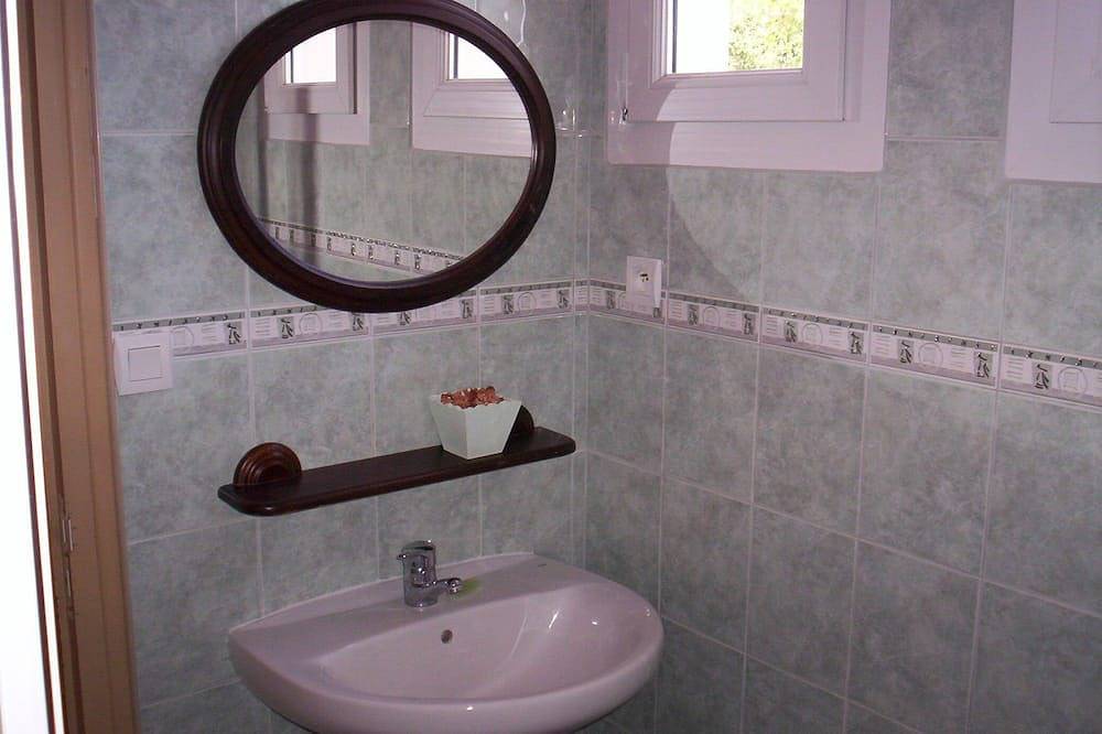 House 800m from the beaches of Beg Leguer, with enclosed garden with trees in Beg-Léguer, Lannion