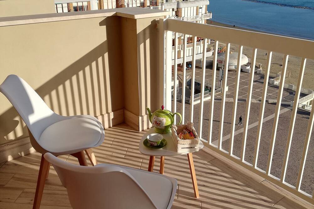 Entire apartment, Studio with sea view in Nettuno, Rome Province