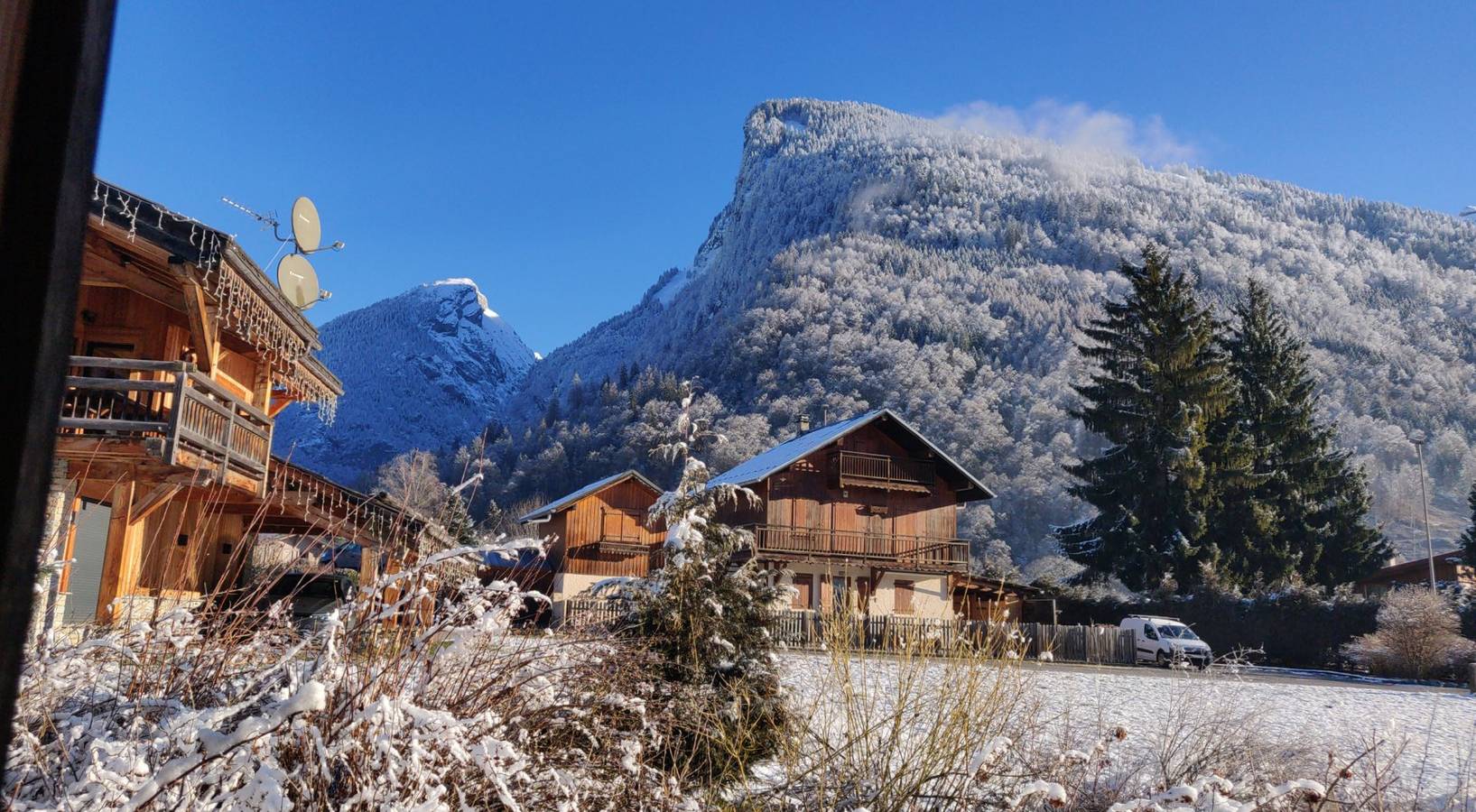 Chalet '9 Adultes 4 Enfants' con vistas a la montaña, terraza privada y Wi-Fi in Samoëns, Region Bonneville