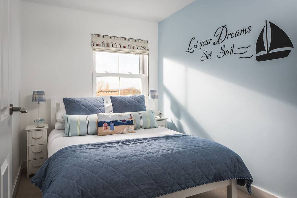 Camber Beach House -  a cottage that sleeps 6 guests  in 3 bedrooms in Camber, East Sussex
