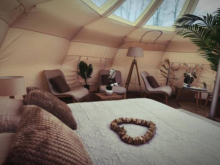 Tente pour 2 personnes, avec jardin et jacuzzi dans Allier