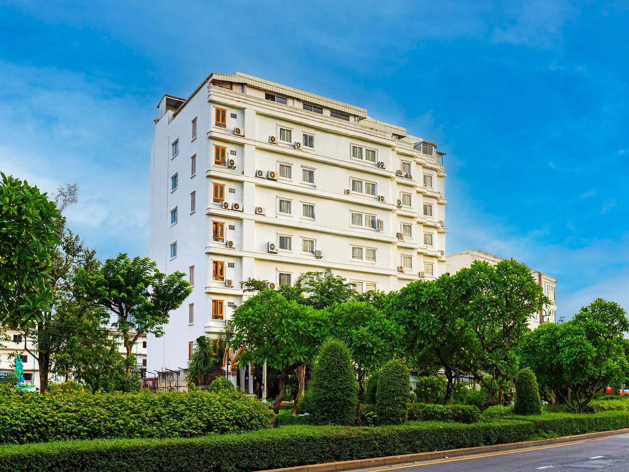 Lux Deluxe Escape | Elegant Vibes at Howard Stay in Bangkok, Thailand