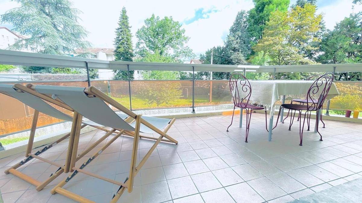 Appartement entier, Voiron centre, grande terrasse, parking, calme in Voiron, Isère