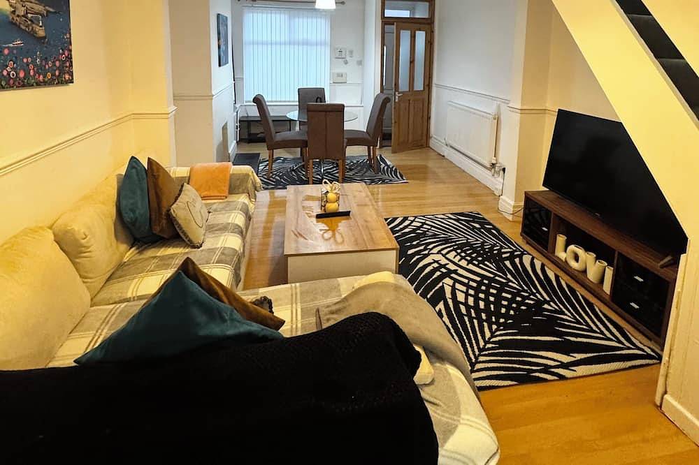 Cosy 2 bed house, WIFI, Free Parking, 2 Smart TVs, in Liverpool, Merseyside