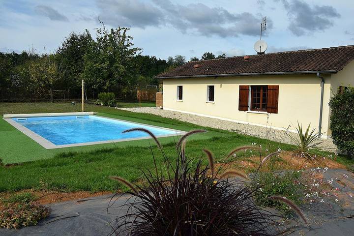Gîte pour 6 personnes, avec terrasse ainsi que jardin et piscine - 1