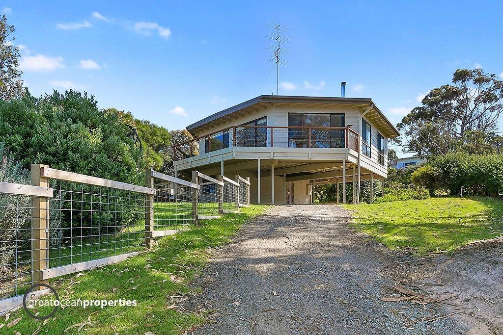 Ocean Views, Wildlife. free wifi, full kitchen, linen provided,. Bbq, Fire pit. in Skenes Creek, Colac Otway Shire