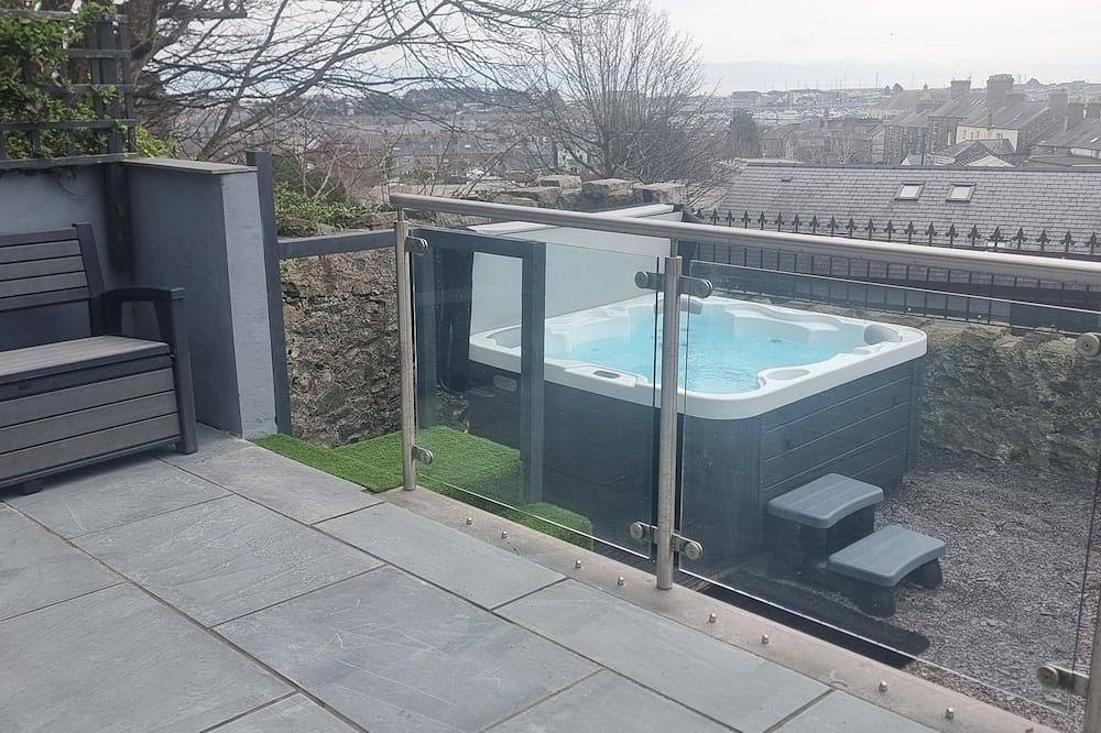 Dog friendly villa with hot tub overlooking the town with sea and mountain views in Pwllheli, Gwynedd