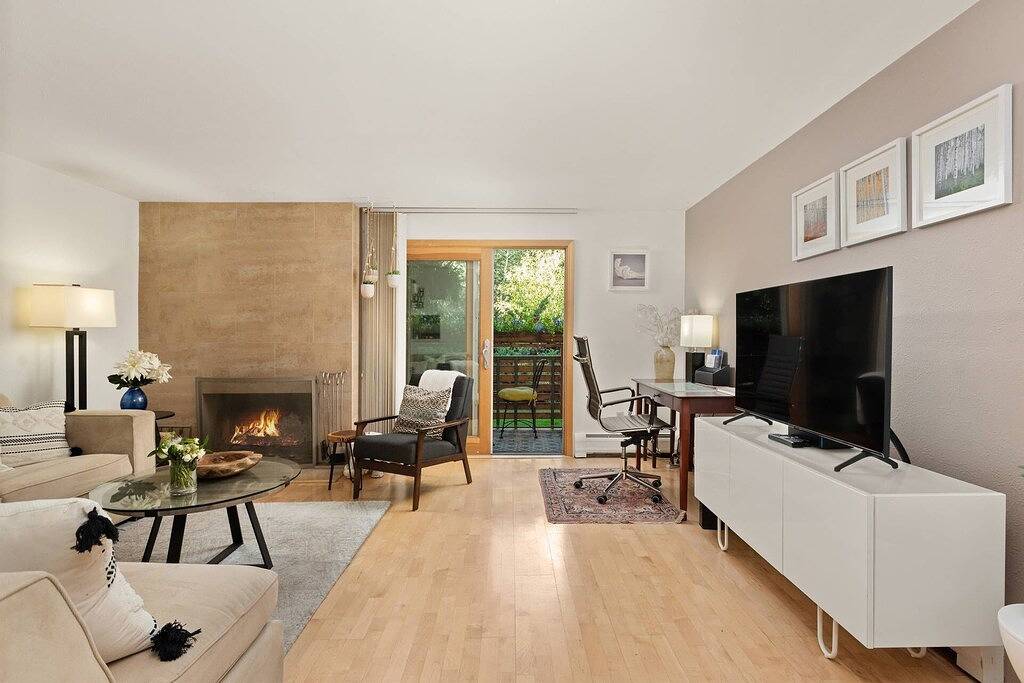 Ganze Wohnung, Warm, einladend und in der Nähe von Aspens Restaurants, Skifahren. Holzkamin. Küche aktualisiert. Gratis Wifi! in Aspen, Aspen Snowmass