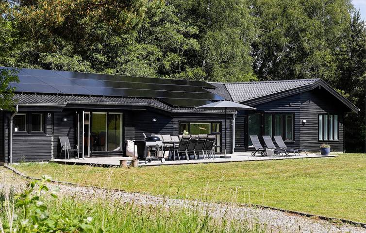 Ferieudlejning for 10 personer, med Jacuzzi og Terrasse såvel som Have og Sauna i Rågeleje