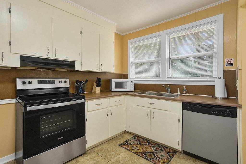 Dolphina House-East Hill! 9 Miles from Pensacola Beach! Dog Friendly! in Pensacola, Emerald Coast