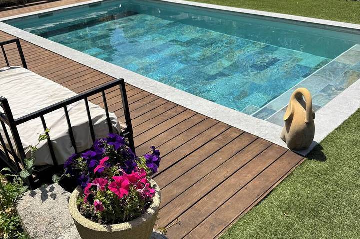 Gîte pour 2 personnes, avec jardin ainsi que piscine et terrasse à MUS