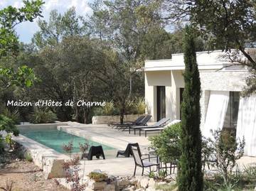 Chambre d’hôte pour 2 personnes, avec vue ainsi que piscine et jardin à Vacquières