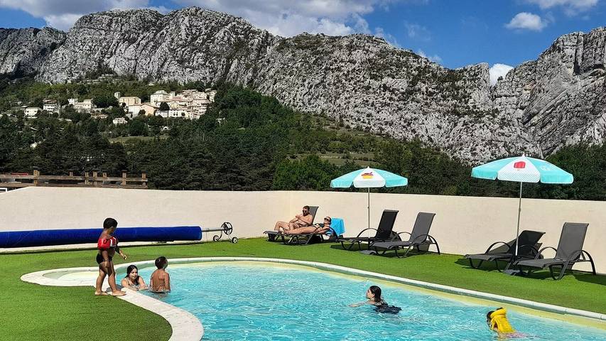 Camping pour 8 personnes, avec terrasse et piscine, animaux acceptés