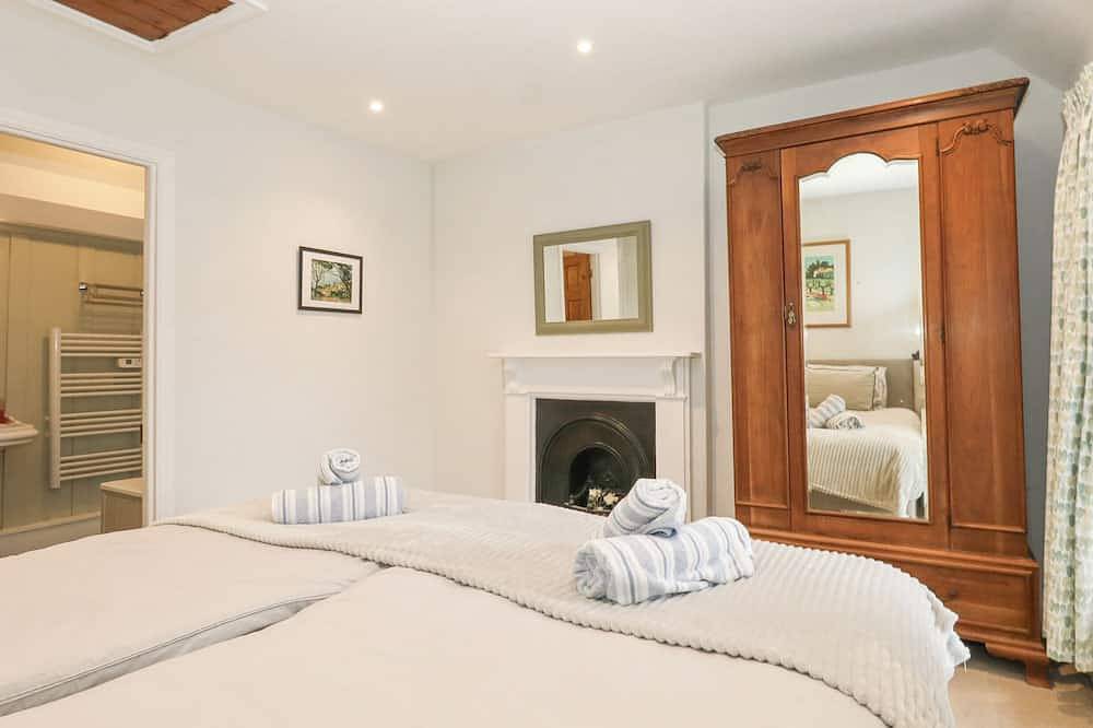 Bobbin Cottage, pet friendly, character holiday cottage in Swanage in Dorset