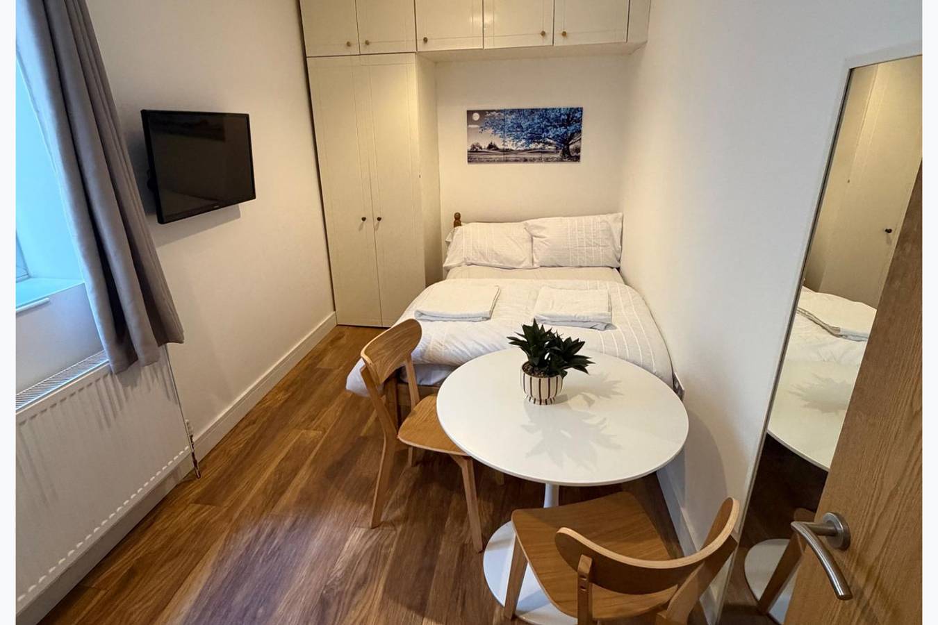 Entire holiday apartment, Cozy self contained studio flat in Ealing, London