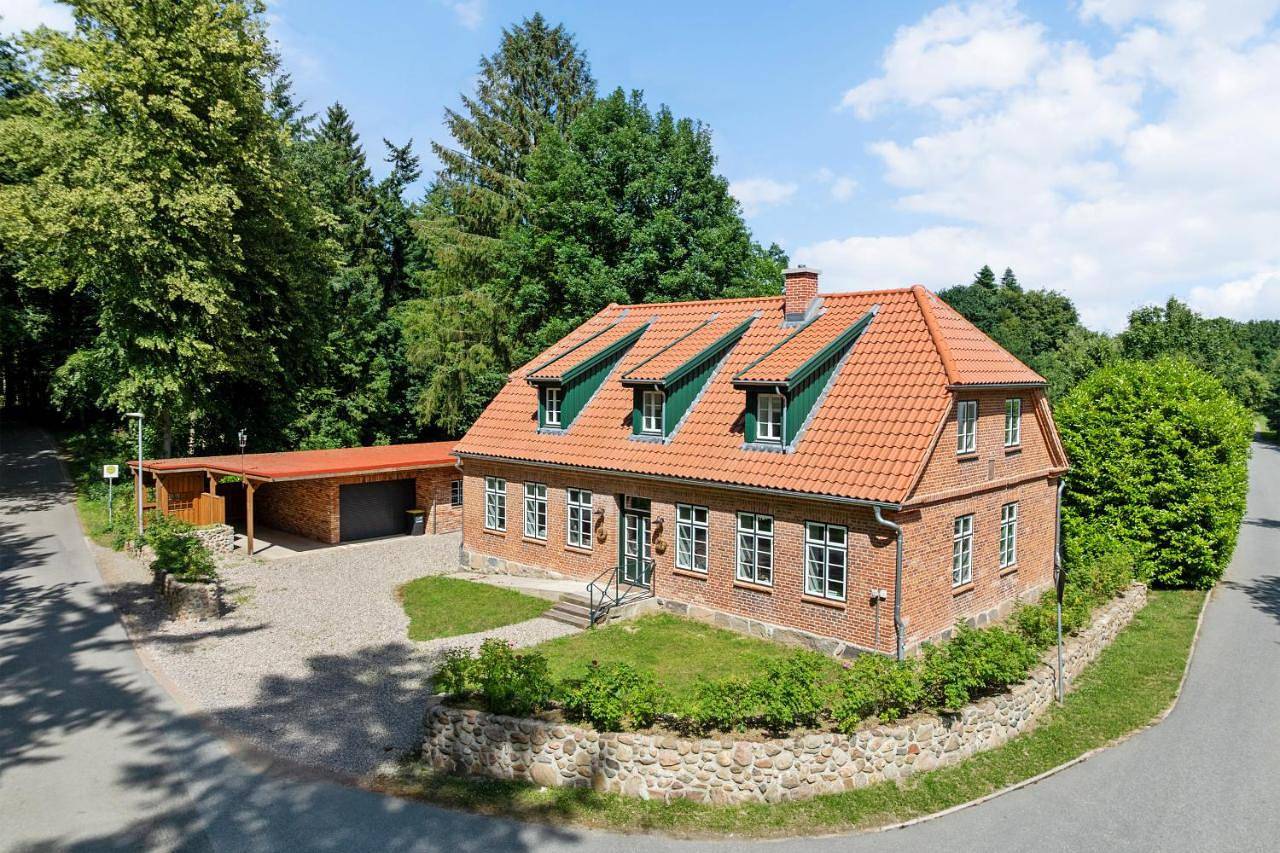 Gut Kletkamp "Försterei" - Freistehendes Backsteinhaus mit 4 Schlafzimmern ruhig am Waldrand gelegen I Kamin I Garten & Terrasse I 15 Min zur Ostsee I 3 Bäder I Küche I Parkplatz I Wlan in Kletkamp, Südliche Ostseeküste