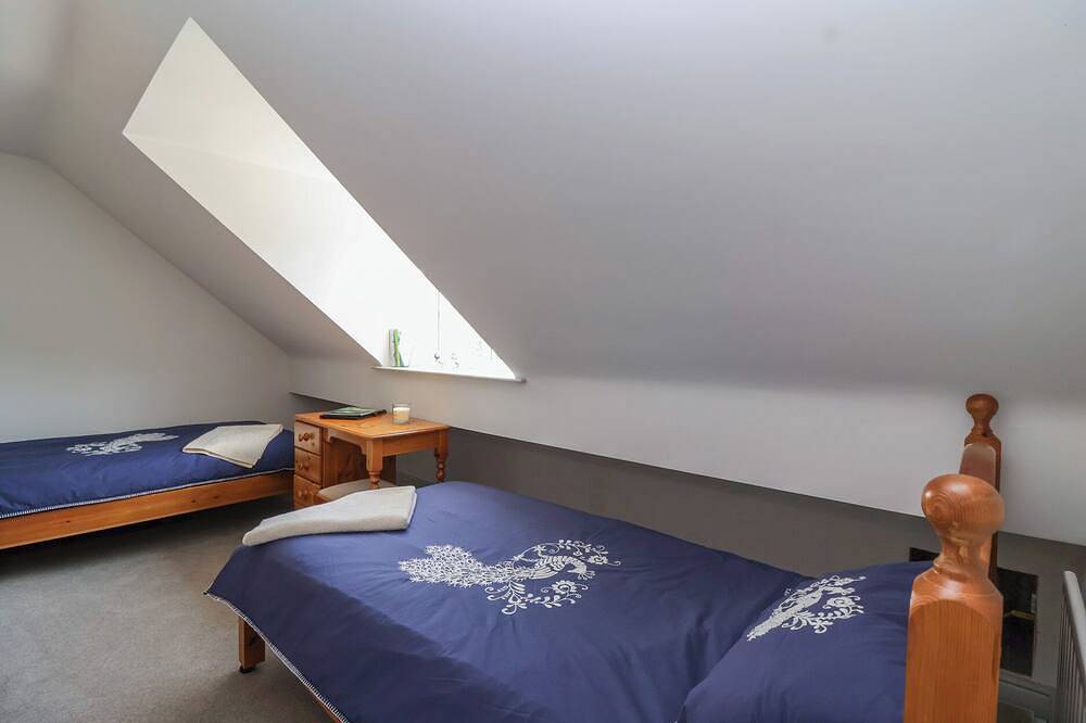 Leafield Cottage, pet friendly, with a garden in Brockworth in Badgeworth, Gloucestershire