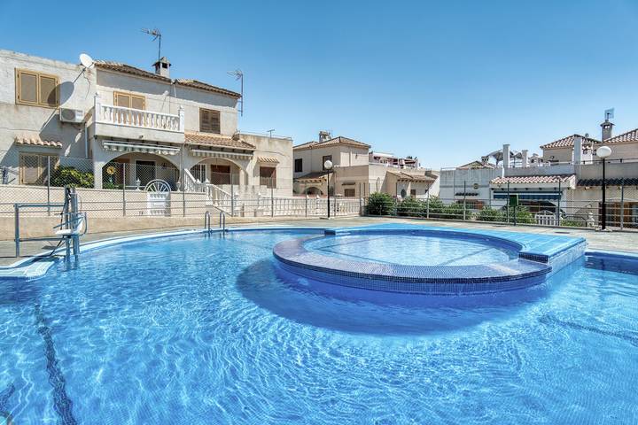 Chalet para 6 personas, con Balcón además de Jardín y Piscina para niños en Torrevieja