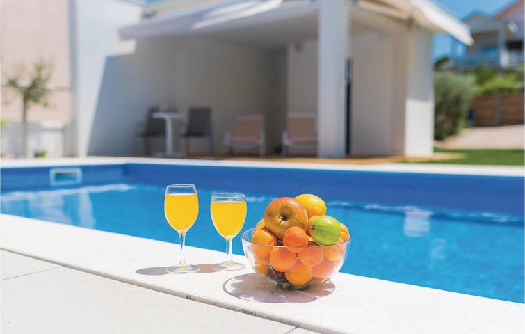 Ganze Ferienwohnung, Gemütliche Ferienwohnung mit Pool und Terrasse, 2,5 km vom FKK-Strand entfernt in Općina Murter-Kornati, Murter