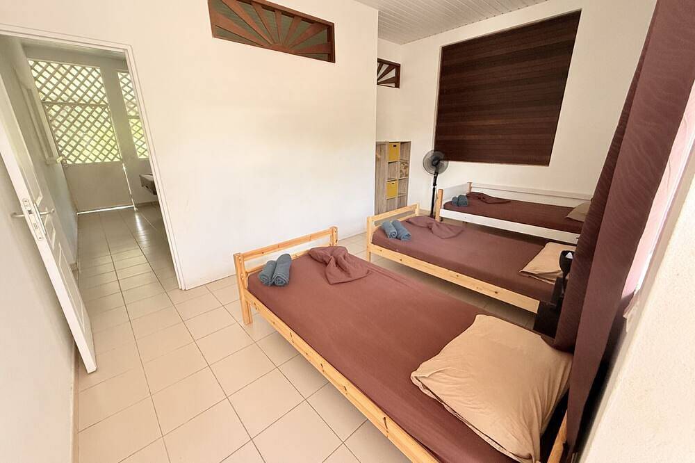 La Villa des Palmiers Bleus - Piscine & Jardin in Matoury, Guyane française