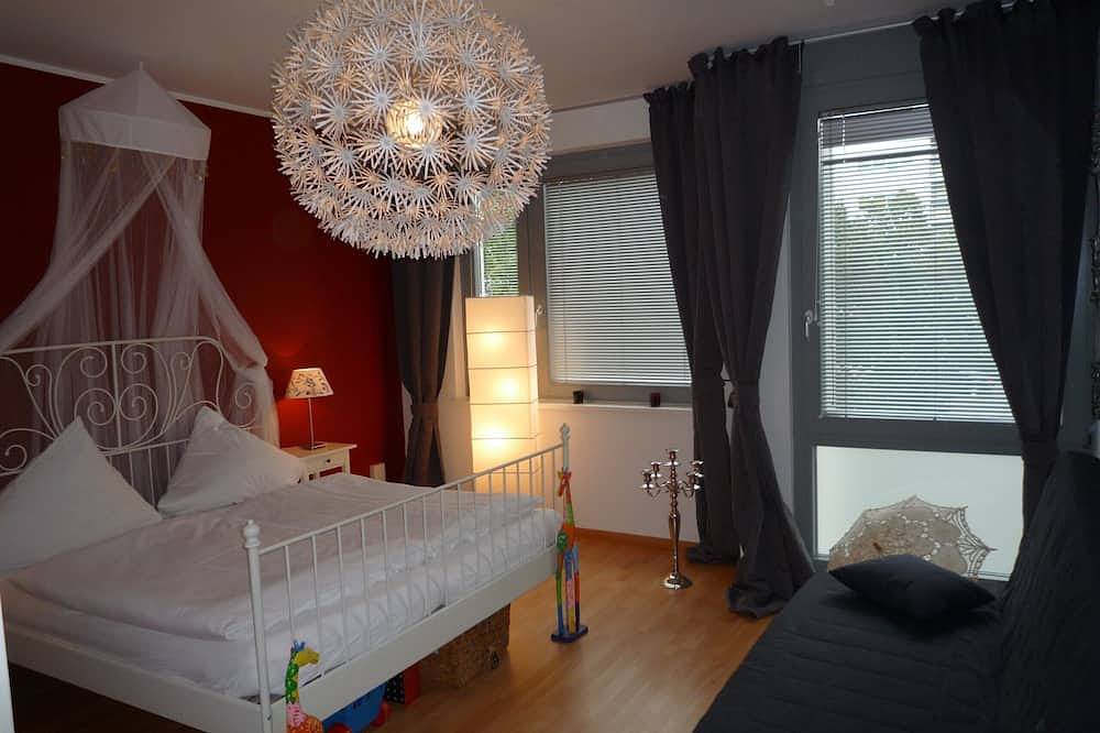 Entire apartment, Museum Island and Gendarmenmarkt! Sights on foot, elevator & balcony underground! in Mitte Berlin, Berlin