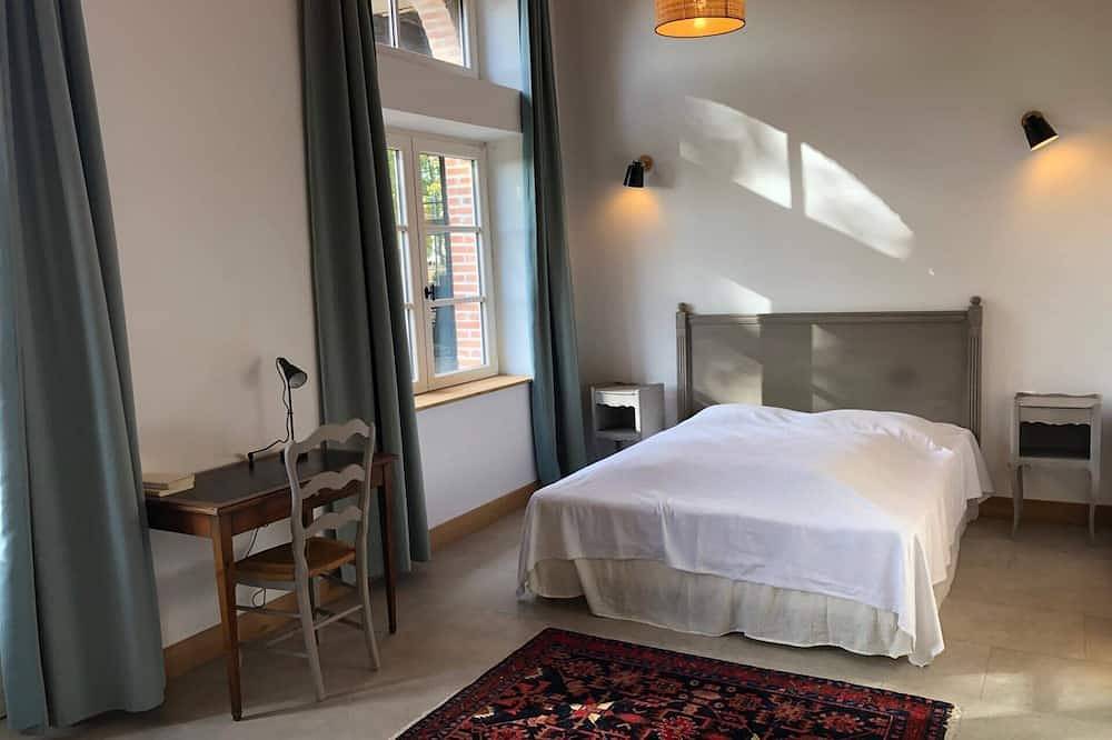 Entire apartment, Le Verger - Studio Apartment, Sleeps 15 in Tosny, Les Andelys region