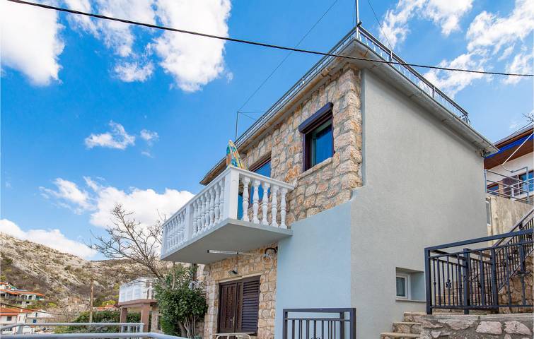 Ganze Ferienwohnung, Urlaub am Meer: Gemütliche Ferienwohnung mit Terrasse und WLAN, 2 km vom Strand entfernt in Kvarner Festland